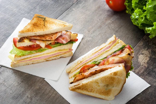 Club sandwich su tavolo di legno — Foto Stock
