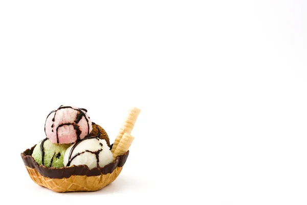 Escovas de sorvete servidas em cesta de waffle isolada em fundo branco — Fotografia de Stock
