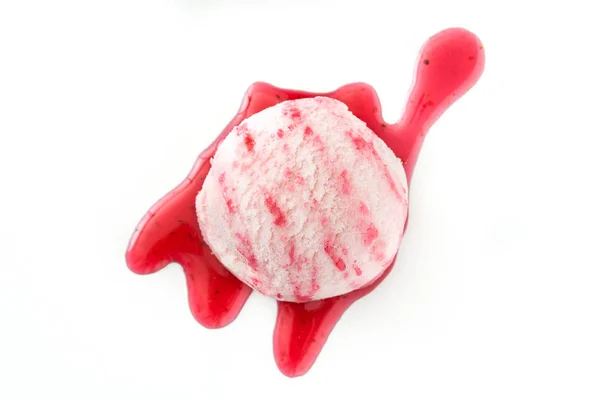 Κουτάλα φράουλας με παγωτό και σιρόπι που απομονώνονται σε λευκό φόντο. Το Top view — Φωτογραφία Αρχείου
