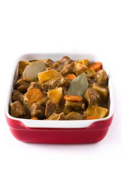 Viande de boeuf cuite avec pommes de terre, carottes et épices dans un pot en céramique isolé sur fond blanc — Photo