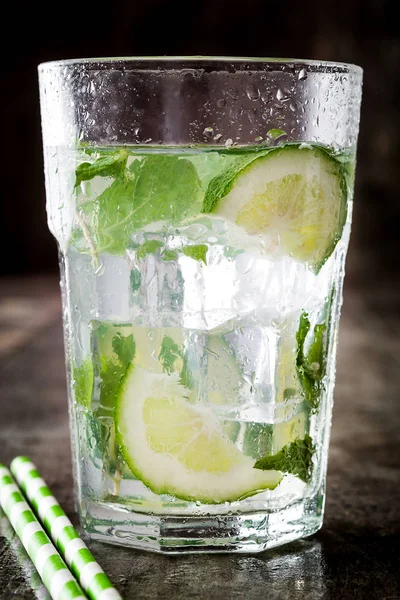 Mojito cocktail in glas op houten achtergrond — Stockfoto