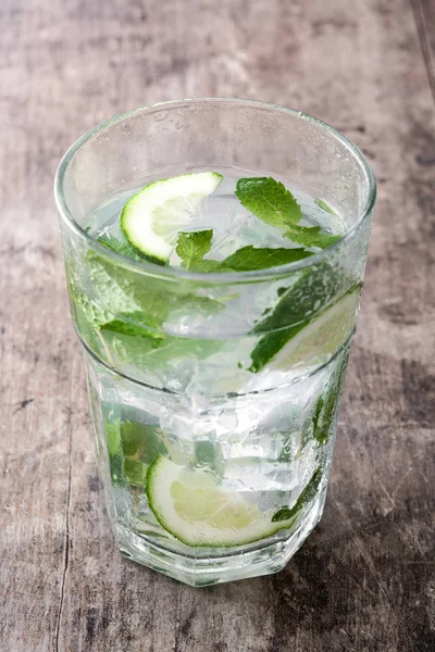 Mojito cocktail in glass on wooden background — Stock Photo, Image