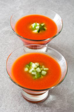 Geleneksel İspanyol soğuk gazpacho çorbası gri taş.
