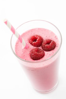 Beyaz arka plan üzerinde izole cam ahududu güler yüzlü