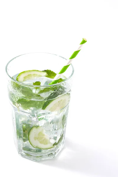 Mojito cocktail in glas geïsoleerd op witte achtergrond — Stockfoto