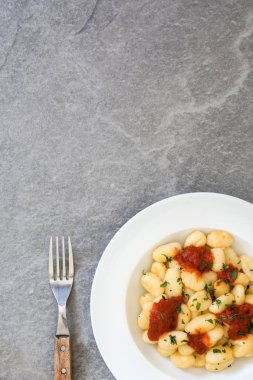 Gnocchi gri taş üzerinde domates soslu. Üstten Görünüm