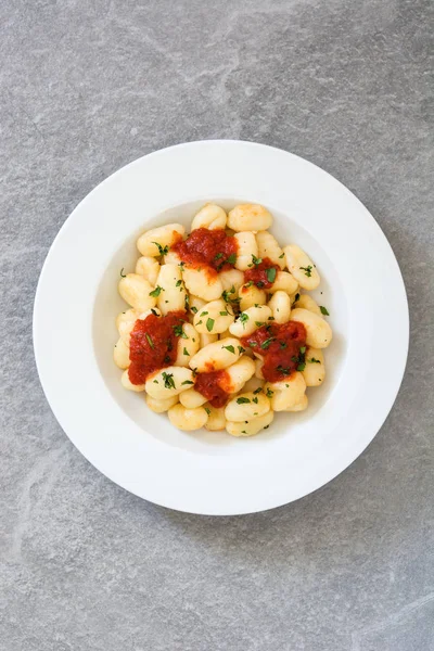 Gnocchi con salsa de tomate en piedra gris. Vista superior — Foto de Stock