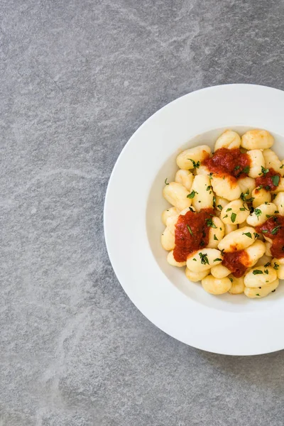 Gnocchi con salsa de tomate en piedra gris. Vista superior — Foto de Stock