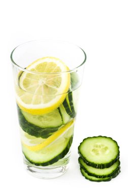 Su ile salatalık ve beyaz arka plan üzerinde izole Limon Detoks