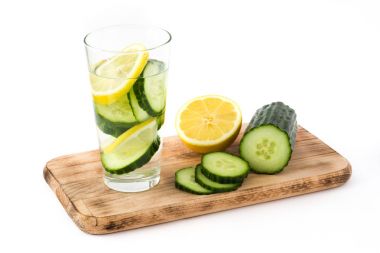 Su ile salatalık ve beyaz arka plan üzerinde izole Limon Detoks