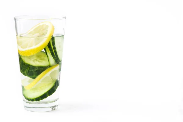 Agua de desintoxicación con pepino y limón aislados sobre fondo blanco — Foto de Stock
