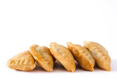 Beyaz arka plan üzerinde izole tipik İspanyol empanadas