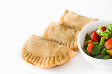 Beyaz arka plan üzerinde izole tipik İspanyol empanadas