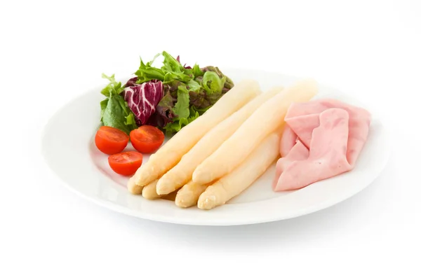 Witte asperges met salade en ham geïsoleerd op witte achtergrond — Stockfoto