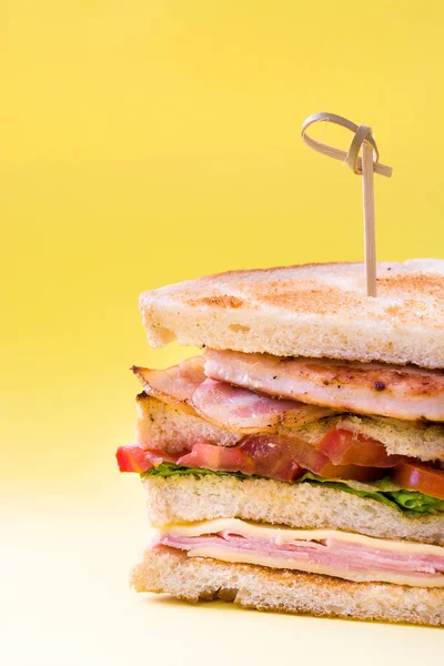 Club sandwich su sfondo giallo — Foto Stock