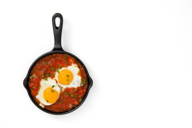 Meksika Kahvaltı: Huevos rancheros demir tavada beyaz arka plan üzerinde izole