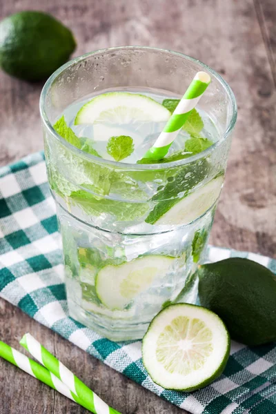 Mojito cocktail in glas op houten achtergrond — Stockfoto