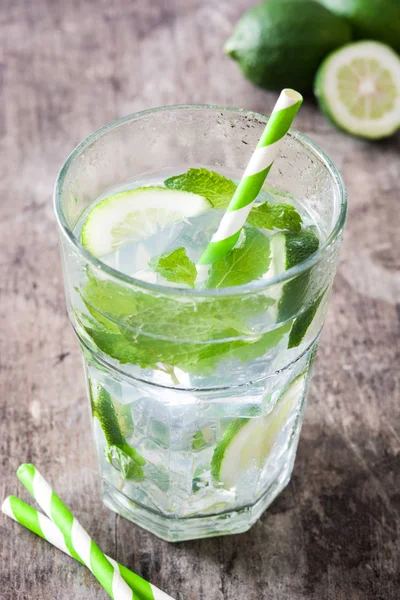 Mojito cocktail in glas op houten achtergrond — Stockfoto