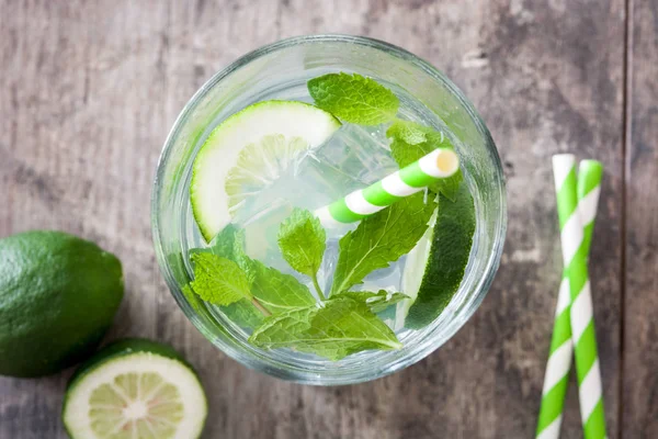 Mojito cocktail in glass on wooden background — Stock Photo, Image