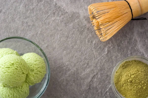 Té verde helado matcha en piedra gris —  Fotos de Stock