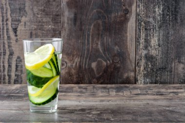 Su ile salatalık ve ahşap masa üzerinde Limon Detoks