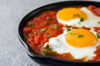 Meksika Kahvaltı: Huevos rancheros demir tavada gri taş