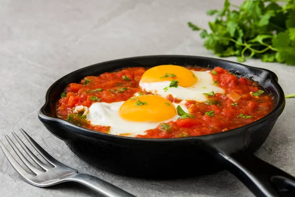 Desayuno mexicano: Huevos rancheros en sartén de hierro sobre piedra gris —  Fotos de Stock