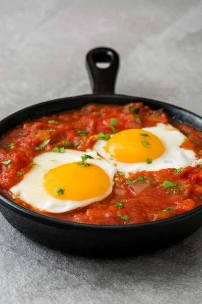 Desayuno mexicano: Huevos rancheros en sartén de hierro sobre piedra gris —  Fotos de Stock