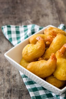 Ahşap arka plan üzerine bir kase içinde derin kızarmış karides