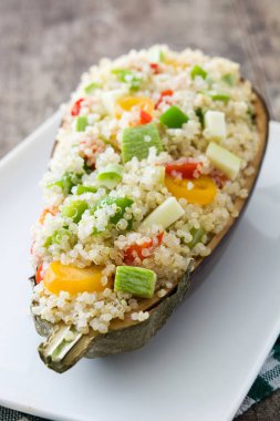quinoa ve ahşap masa sebze ile doldurulmuş patlıcan
