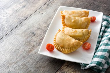 Tipik İspanyol empanadas ahşap tablo