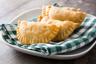 Tipik İspanyol empanadas ahşap tablo
