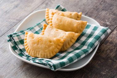 Tipik İspanyol empanadas ahşap tablo