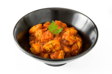 Tavuk tikka masala beyaz arka plan üzerinde izole kase