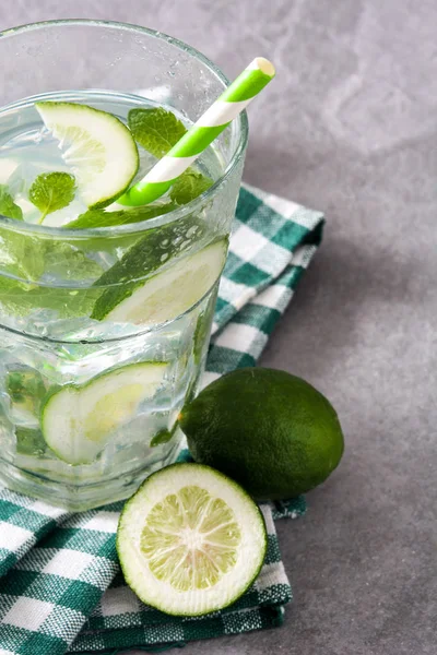 Mojito cocktail in glass on gray stone — Stock Photo, Image