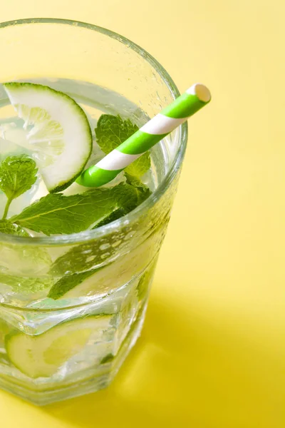 Mojito cocktail in glas op gele achtergrond — Stockfoto