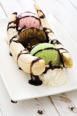 Muzlu dondurma tatlı Beyaz ahşap masa üzerinde çikolata şurubu ile bölme