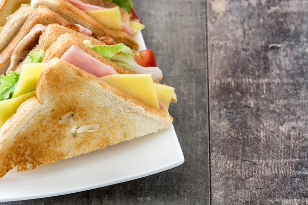 Клубний бутерброд на дерев'яному столі — стокове фото