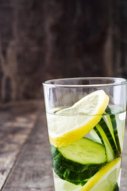 Su ile salatalık ve ahşap masa üzerinde Limon Detoks
