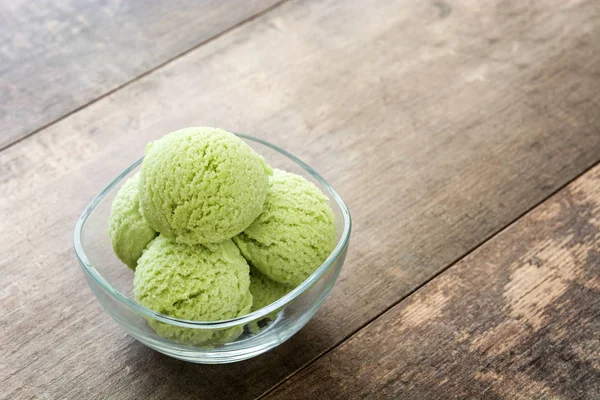 Té verde helado matcha en mesa de madera —  Fotos de Stock