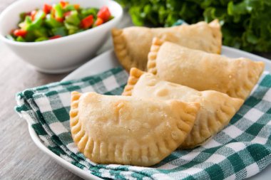 Tipik İspanyol empanadas ahşap tablo