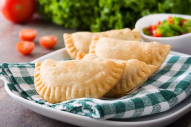 Tipik İspanyol empanadas ahşap tablo