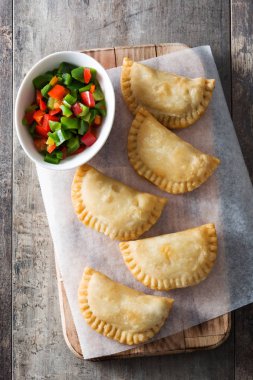 Tipik İspanyol empanadas ahşap tablo