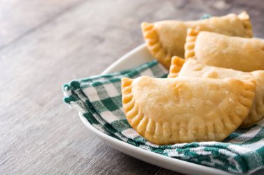 Tipik İspanyol empanadas ahşap tablo