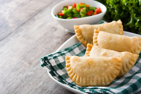 Tipik İspanyol empanadas ahşap tablo
