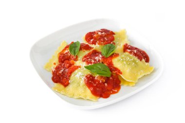 Beyaz arkaplanda domates soslu ve fesleğenli Ravioli.