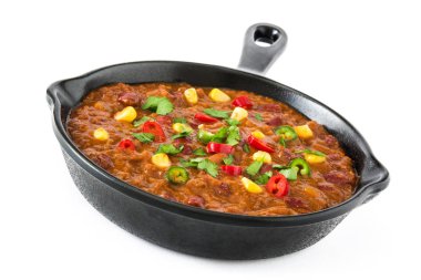Geleneksel Meksika tex mex chili con carne beyaz arka plan üzerinde izole bir tavada