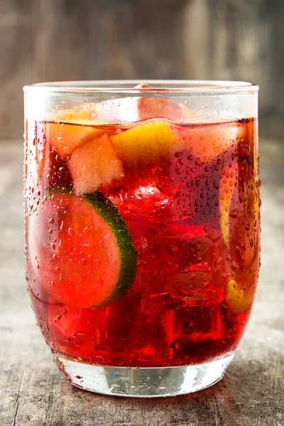 A fából készült asztal üveg italt Sangria — Stock Fotó