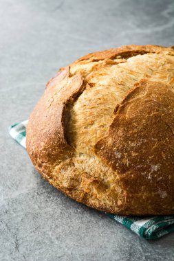 Gri taş zemin üzerine yuvarlak pişmiş ekmek