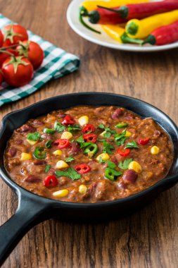 Geleneksel Meksika tex mex chili con carne ahşap masa üzerinde bir tavada
